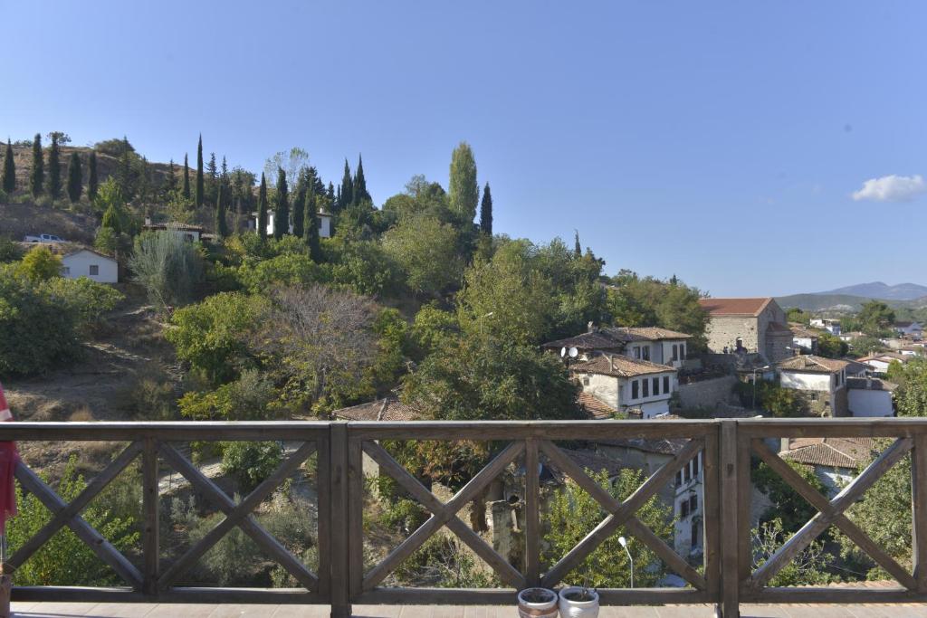 een uitzicht op de stad vanaf een brug bij Şirince Doğadaki Evler in Selcuk