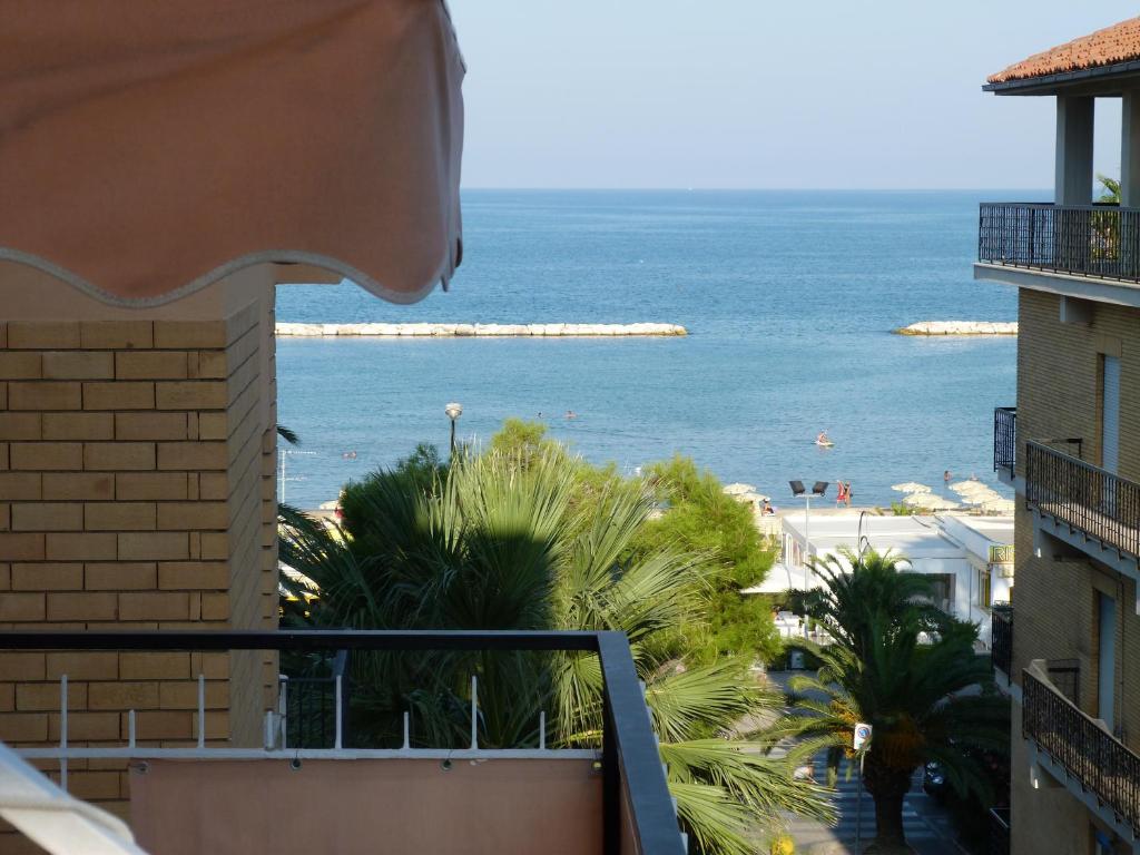 uma vista para a praia a partir de uma varanda em Hotel Bologna em San Benedetto del Tronto