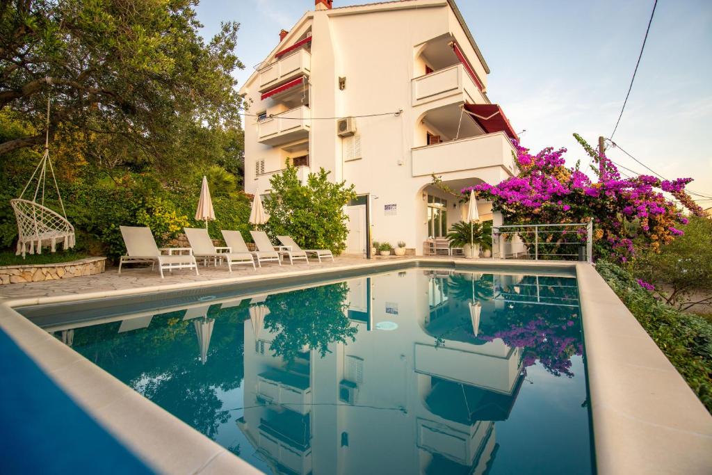 Swimmingpoolen hos eller tæt på Apartments Padovan