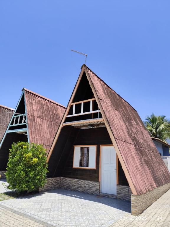 a house with a gambrel roof at Chalés Caraguatatuba in Caraguatatuba