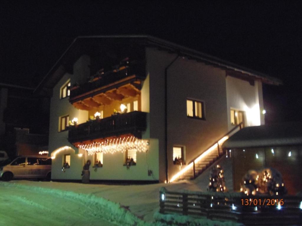 ein Gebäude mit Weihnachtslichtern in der Nacht in der Unterkunft Apartments Renata Gries 201 in See