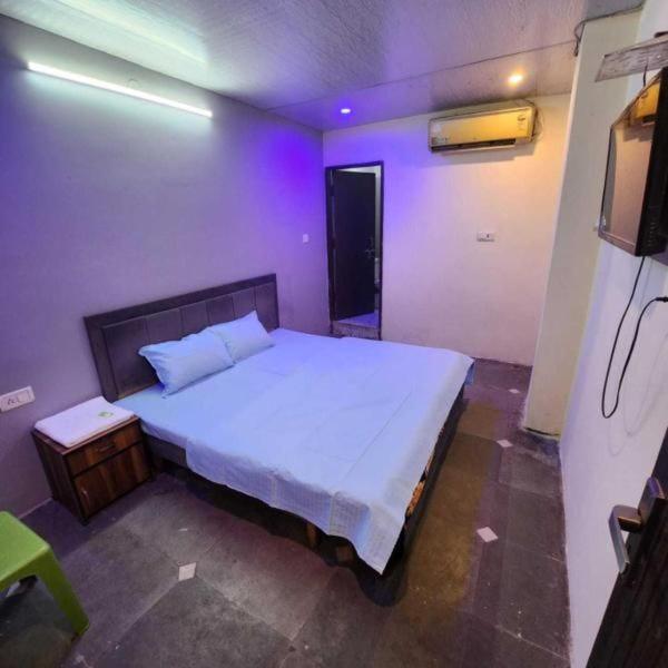 a bedroom with a large white bed in a room at Srt rajput hotel Subhash Marg Charbhag Lucknow in Lucknow