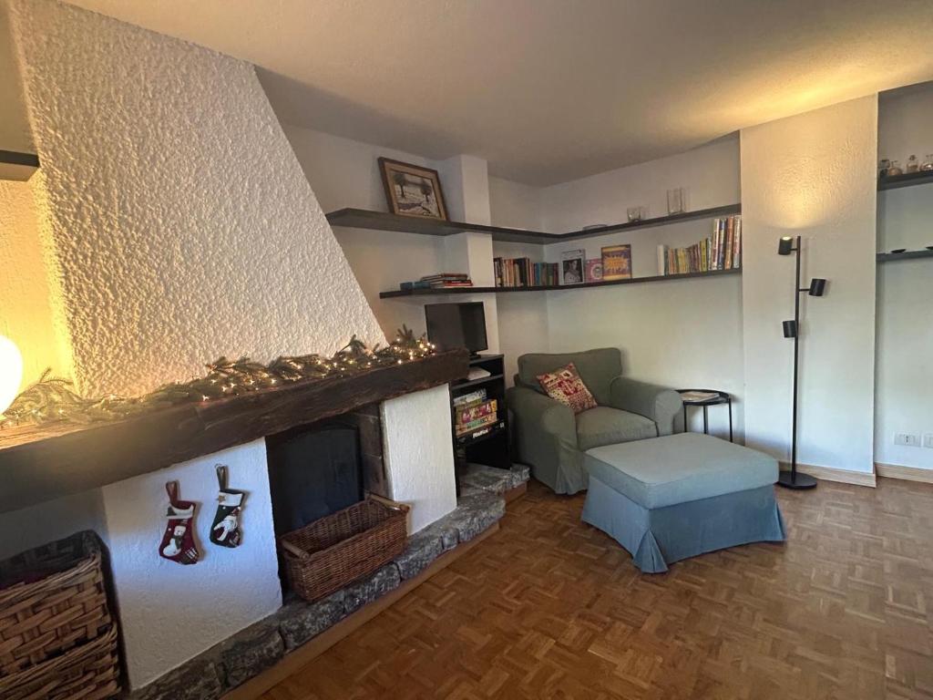 a living room with a fireplace and a couch at Tranquillità Vintage al Verrand con 3 camere in Verrand