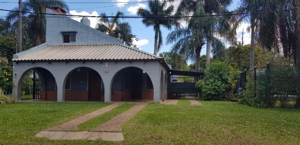 a white building with a roof in a yard at Casa Mitre en El Paso in Paso de la Patria
