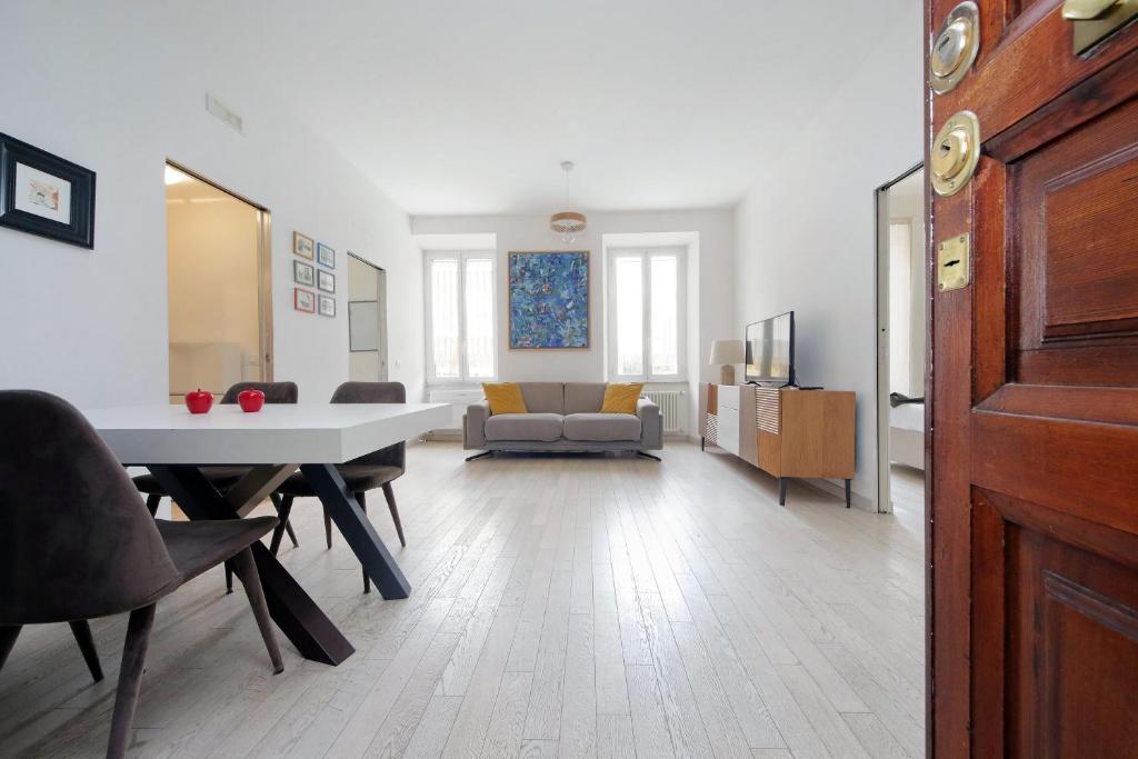 Bright Home Near Metro & Airport Trains