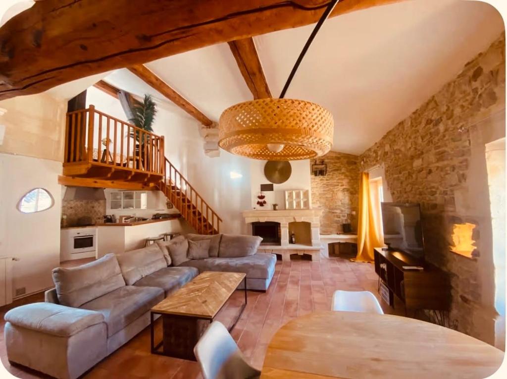 a living room with a couch and a table at Cocon de l'écusson, 3 chambres avec clim in Nîmes