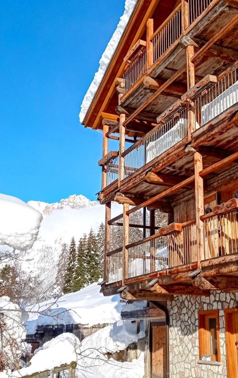 a log cabin in the mountains with snow at Tabià Fregona, Chalet Alpino con vista e stile tradizionale in Fregona