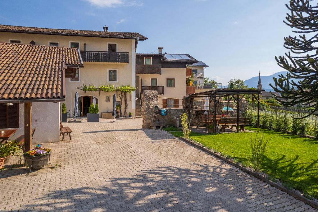 a courtyard of a house with a garden at Beim Sarner in Caldaro