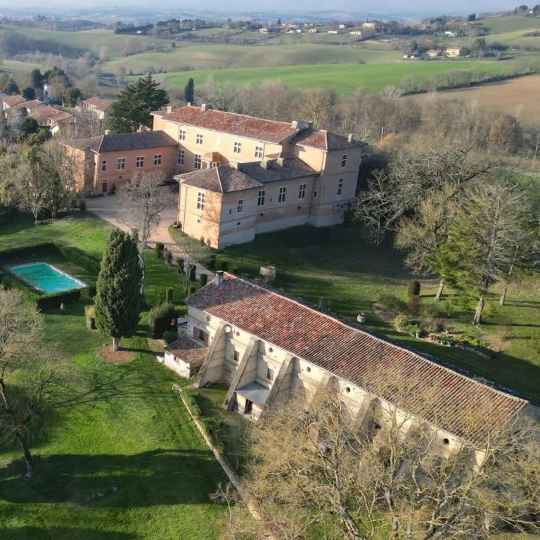 an aerial view of a large house with a yard at Château de Savignac-Mona in Savignac-Mona
