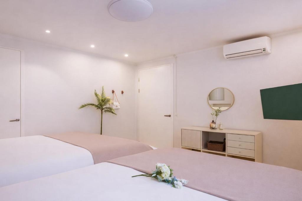 Hongdae#Hongik Univ Station 9 min Walk#Airport Railroad Access#Free Parking#Free Netflix#Free WiFi#Luggage Storage#Washer and Dryer photo