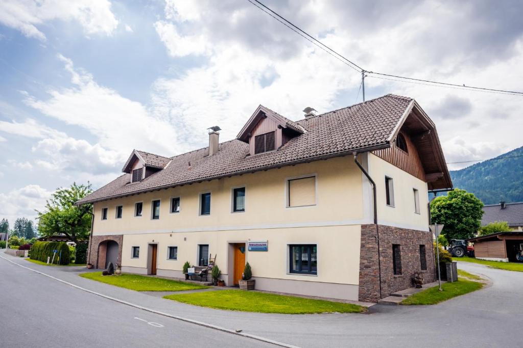 a large white house with a brown roof at Ferienwohnung Jank in Jenig