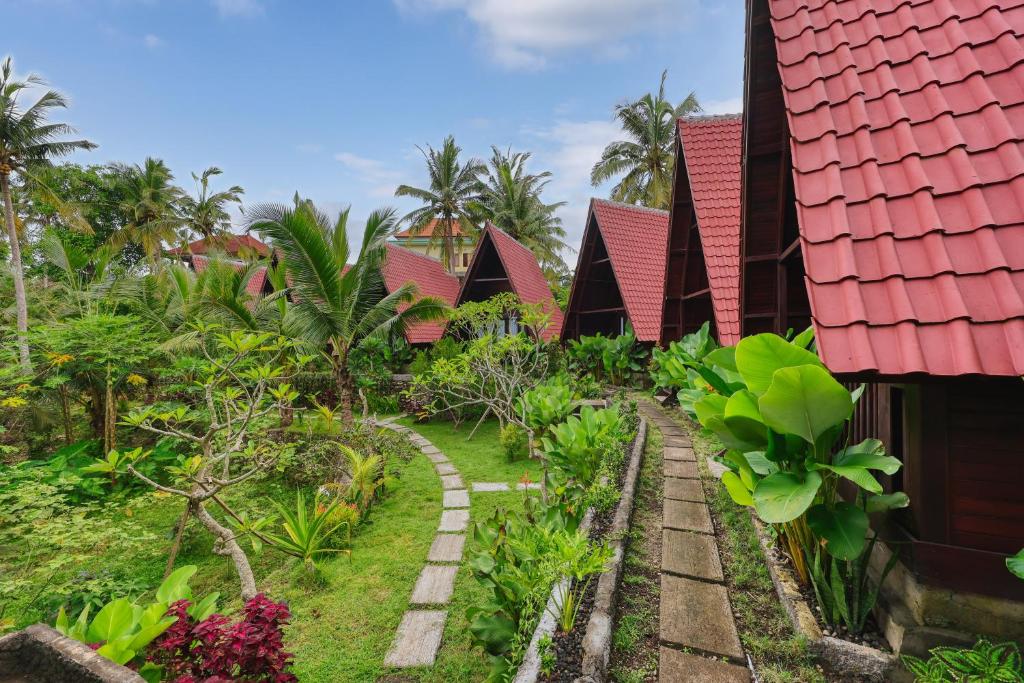 a row of houses in a resort yard at Kelingking Terrace Cottage in Nusa Penida