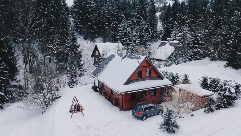 an aerial view of a house in the snow at Drevenica u Kováčov in Nižná Boca