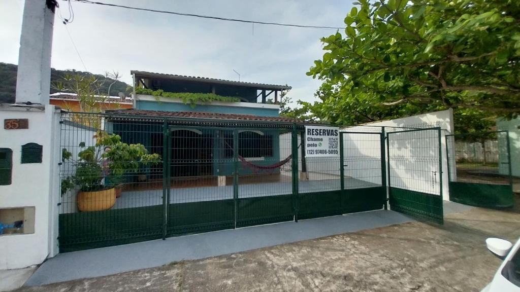 a gate in front of a building with plants at Brisas da Cocanha in Caraguatatuba