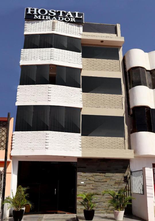 a building with a houston main box sign on it at Hostal Mirador in Pisco