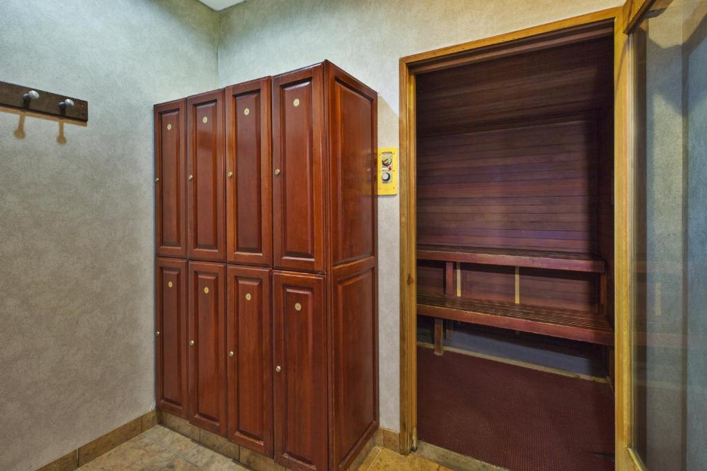 Holiday Inn Express Hotel & Suites - Belleville Area by IHG photo