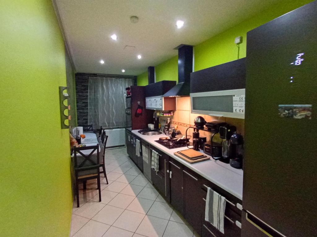 APARTAMENT VENGE -CAŁE MIESZKANIE 46m2 NA WYŁĄCZNOŚĆ - Z JEDNĄ SYPIALNIĄ I JEDNYM SYPIALNO-SALONEM -3 PIĘTRO BEZ WINDY- REZERWACJA BEZ KARTY KREDYTOWEJ-KLIMATYZACJA-NETFLIX-2 ŁÓŻECZKA DZIECIĘCE, BEZPŁATNY PARKING PUBLICZNY NA MONITOROWANYM PODWÓRZU