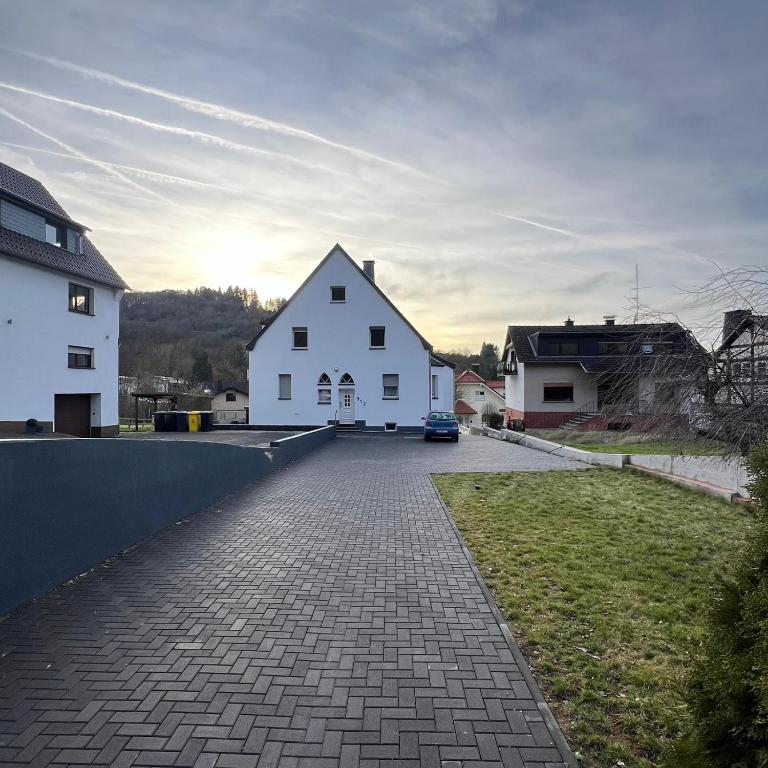 a white house sitting on top of a driveway at Ferienwohnung am Buttermarkt in Adenau