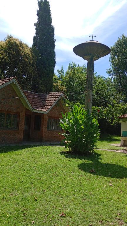 a bird bath in the yard of a house at Quinta Atalaya in General Rodríguez