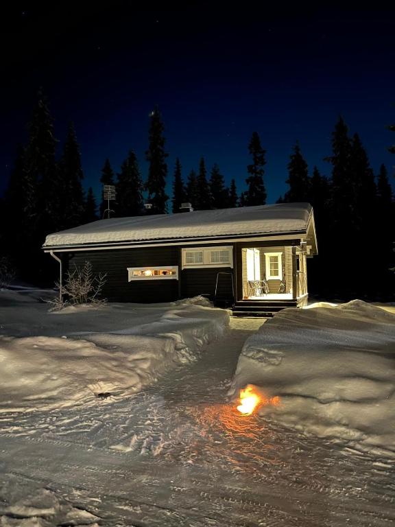 a fire in the snow in front of a house at Villa Moinalahti in Sirkkakoski