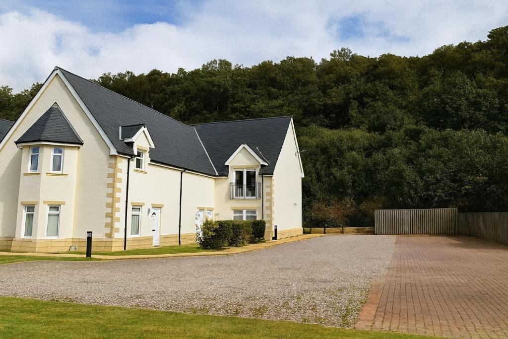 Conaglen, Glenloch View, Fort William 2-Bedroom Loch Side Flat - Housity