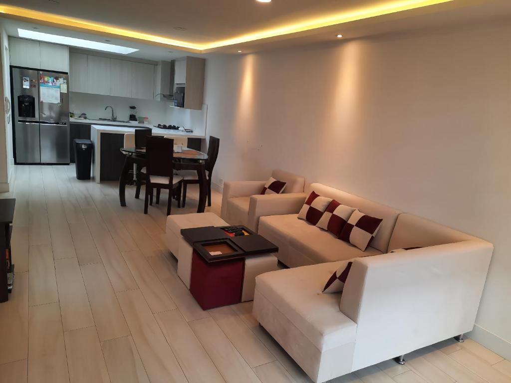 a living room with a couch and a table at Acogedora Casa Comoda y Tranquila a 5 min del Turi in Cuenca