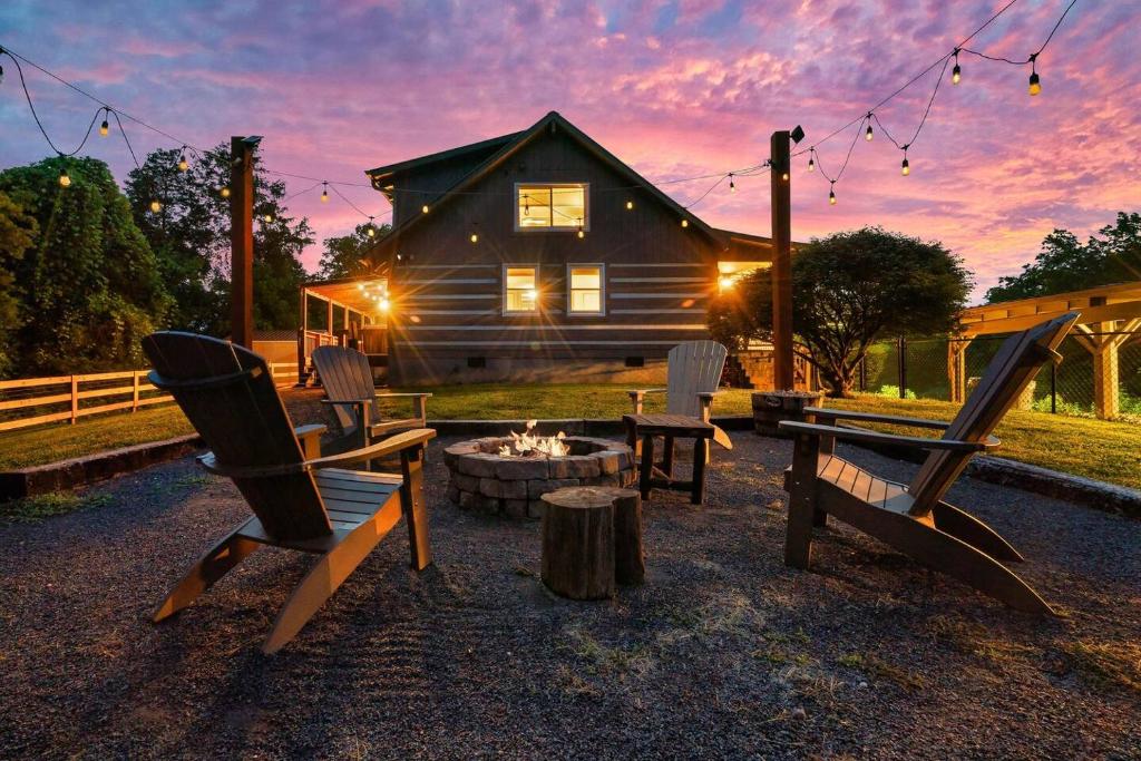 a backyard with chairs and a fire pit in front of a house at Hillside Haven in Kodak