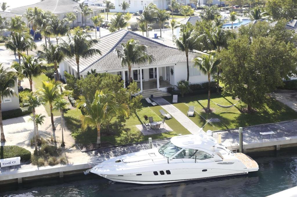 Amamare Waterfront Villa - Pool, Dock & Games