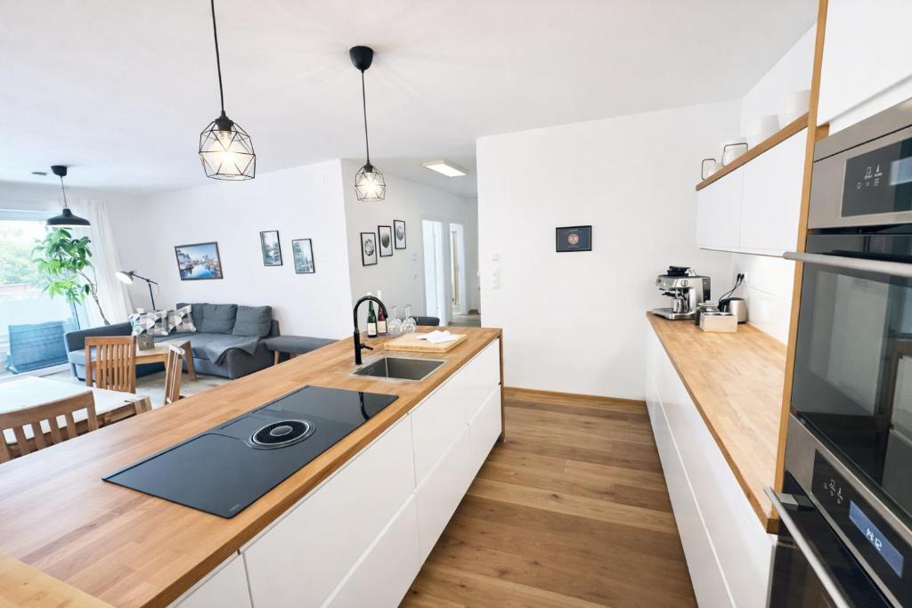 eine Küche mit Spüle und Arbeitsplatte in der Unterkunft Apartment Frida by Da Alois in Gröbming
