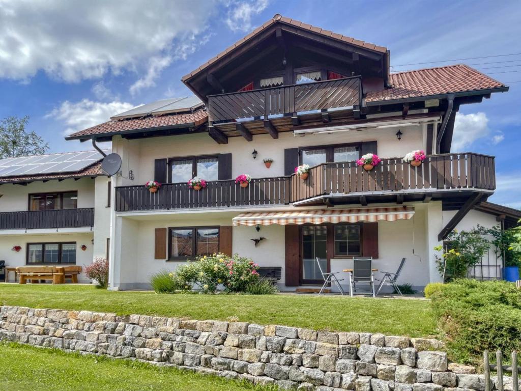 ein Haus mit Balkon und Terrasse in der Unterkunft Oachkatzl in Wildsteig