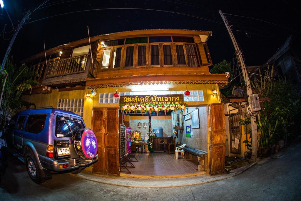 un furgone parcheggiato di fronte a un ristorante di notte di Baan Are Gong Riverside Homestay a Phra Nakhon Si Ayutthaya