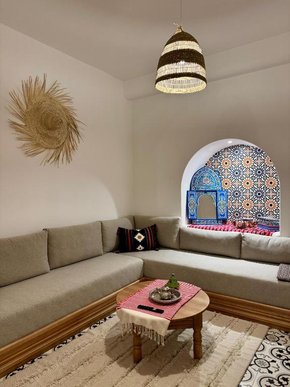 a living room with a couch and a table at Casa Norte in Tétouan