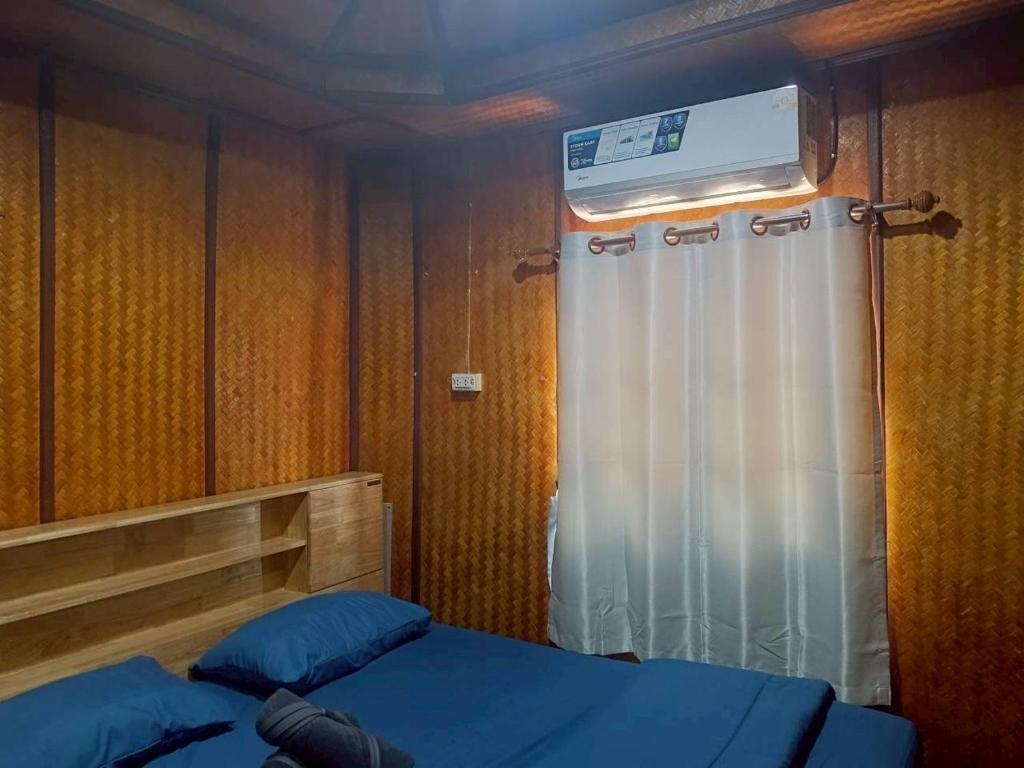 a bedroom with a bed and a heater on the wall at Lanta Diamond in Ko Klang