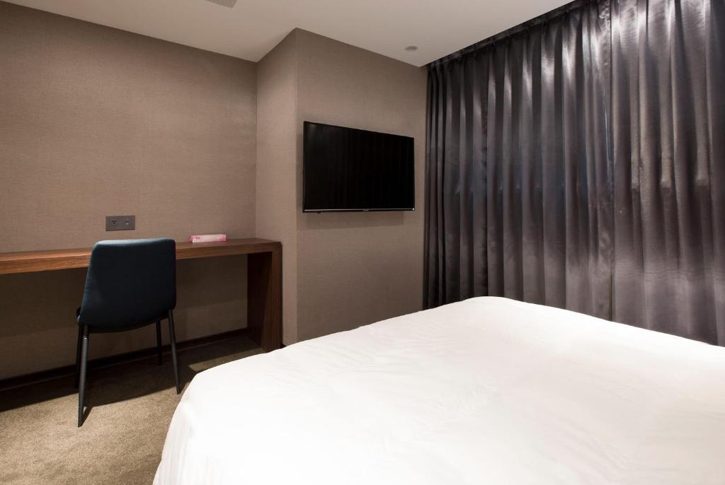 TV a/nebo společenská místnost v ubytování Noble Hotel