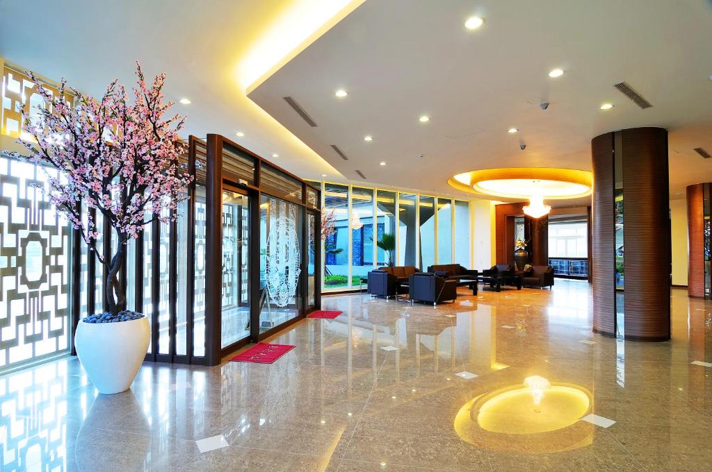 a lobby with a vase with a plant in it at JinShan Sakura Bay Hot Spring Hotel in Jinshan