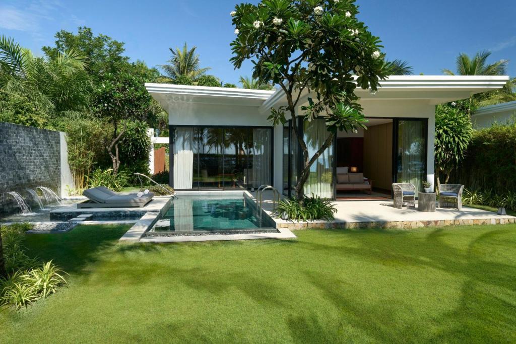 One-Bedroom Oceanfront Villa with King Bed and Private Pool
