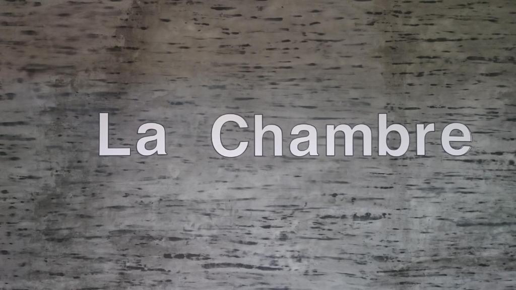 un cartello che dice la chambre su una parete di legno di La Chambre Boutique @ Ko Lanta a Ko Lanta