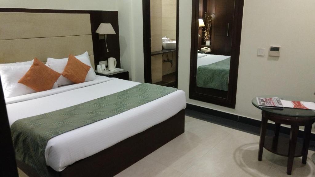 Postel nebo postele na pokoji v ubytování Hotel DS Clarks Inn Gurgaon