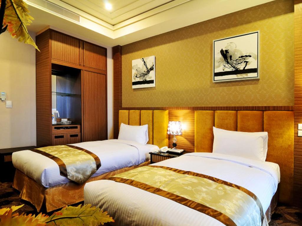 a hotel room with two beds in a room at JinShan Sakura Bay Hot Spring Hotel in Jinshan