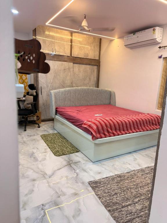 a bedroom with a bed in the middle of a room at Chill Vibes in Visakhapatnam