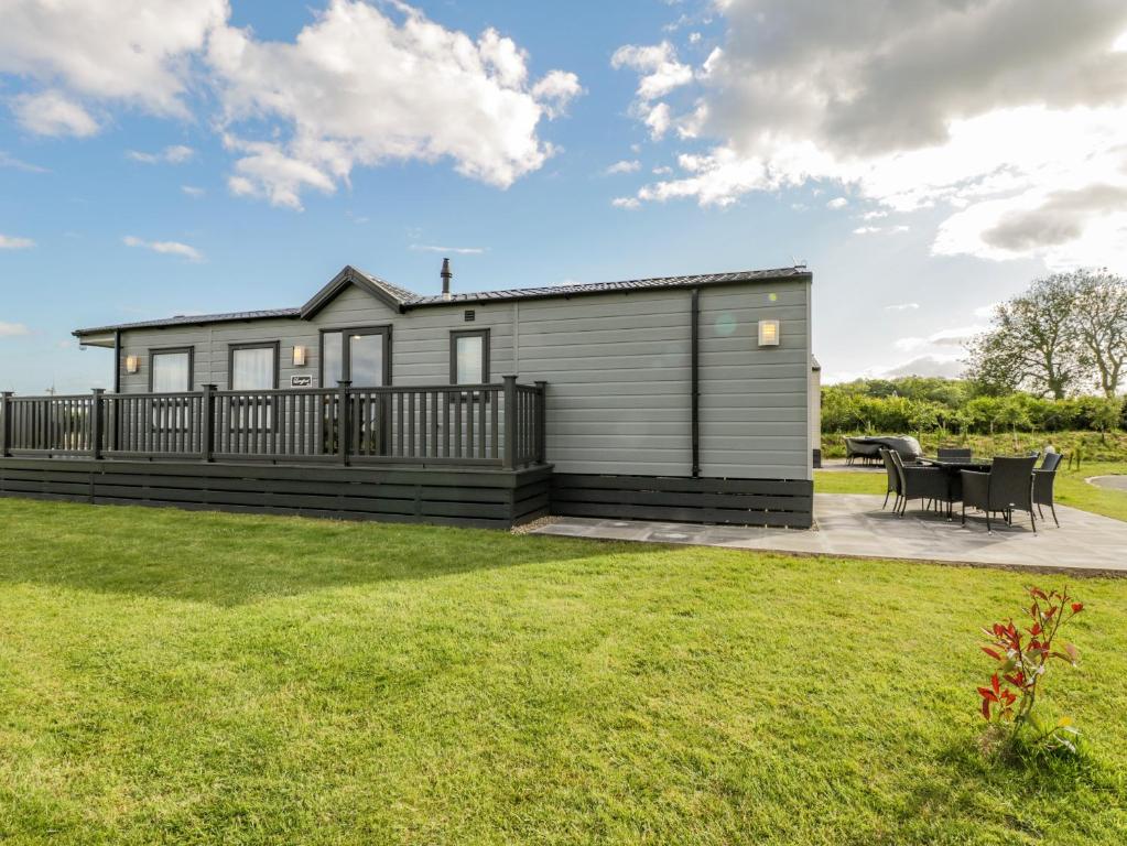 a modular house with a patio and a yard at Happy Daze in Bridlington