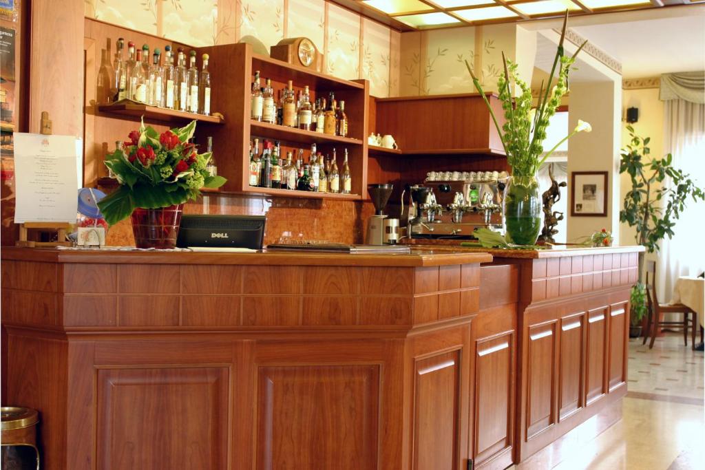 bar w restauracji z kwiatami na ladzie w obiekcie La Pina w mieście Rezzato
