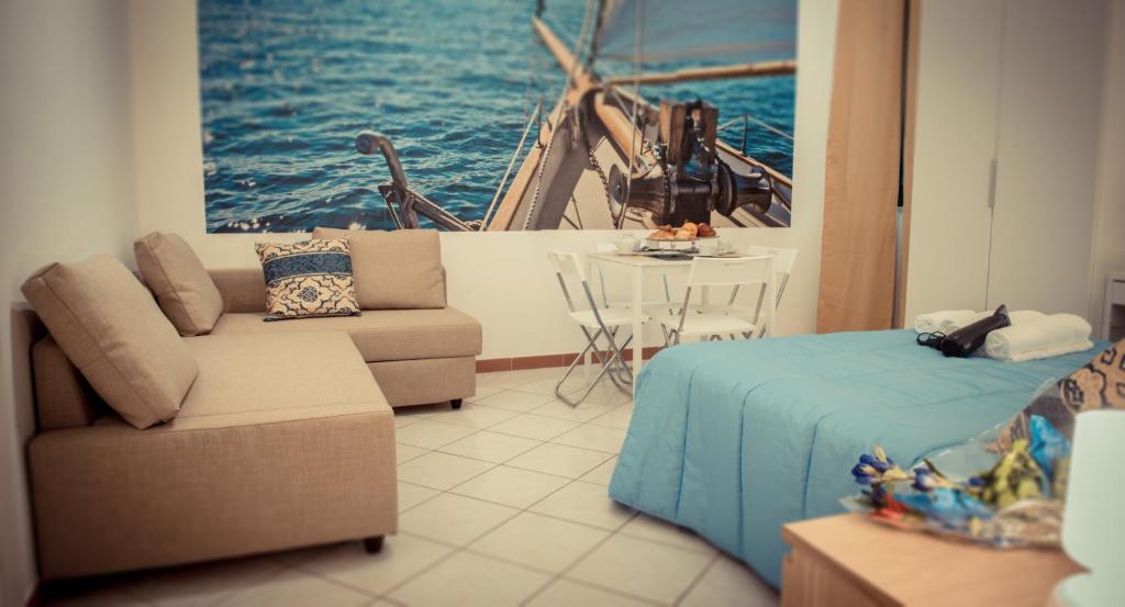 sala de estar con sofá, mesa y barco en B&B Luxury Salerno Central, en Salerno