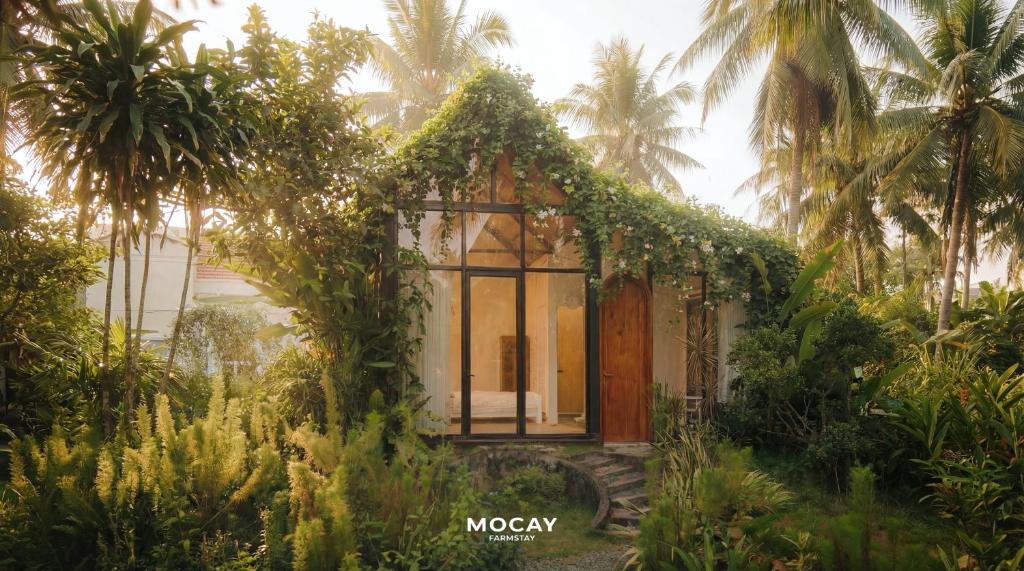 a tiny house in the middle of a garden at MOCAY farmstay in Ben Tre