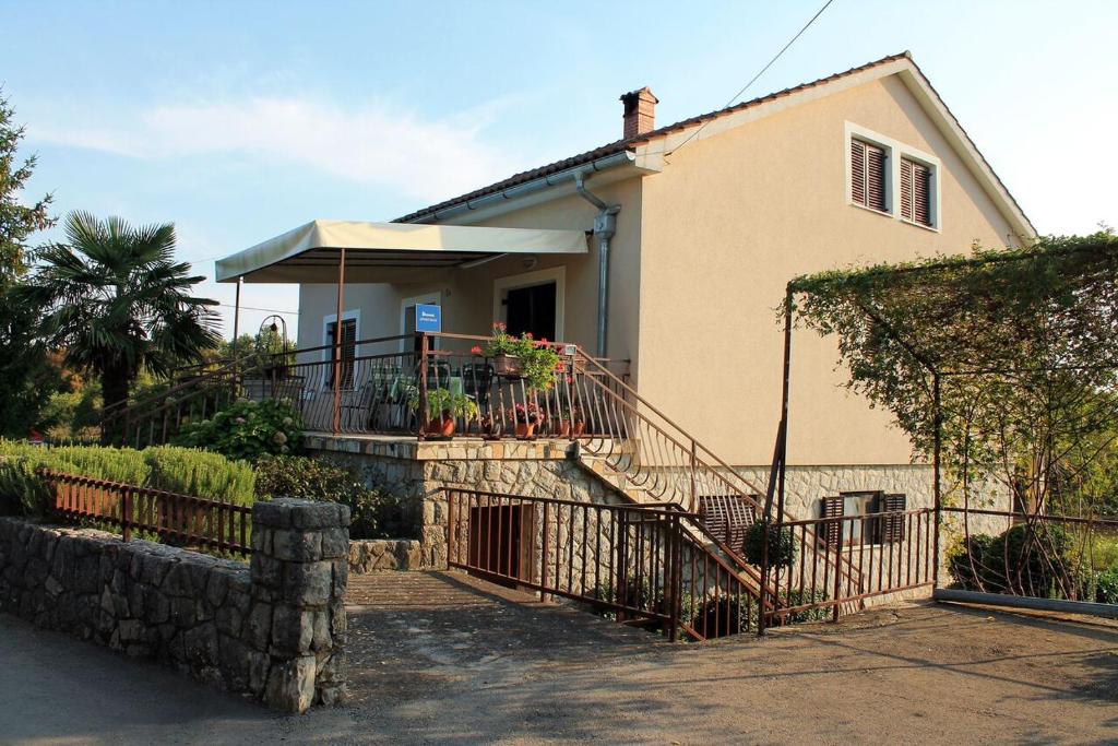 ein Haus mit einer Treppe davor in der Unterkunft Apartment Mare Krk in Milohnići