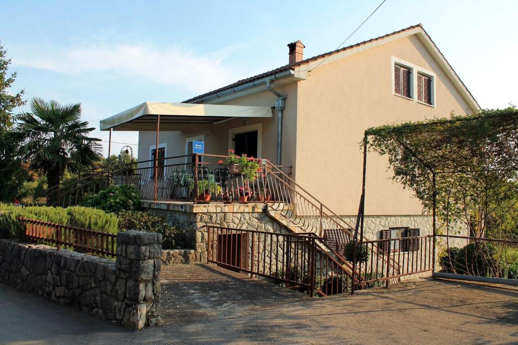 Το κτήριο όπου στεγάζεται  το διαμέρισμα
