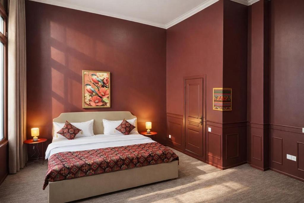 ein Schlafzimmer mit einem Bett und zwei Lampen in der Unterkunft The Lantern Central Hotel in Baku