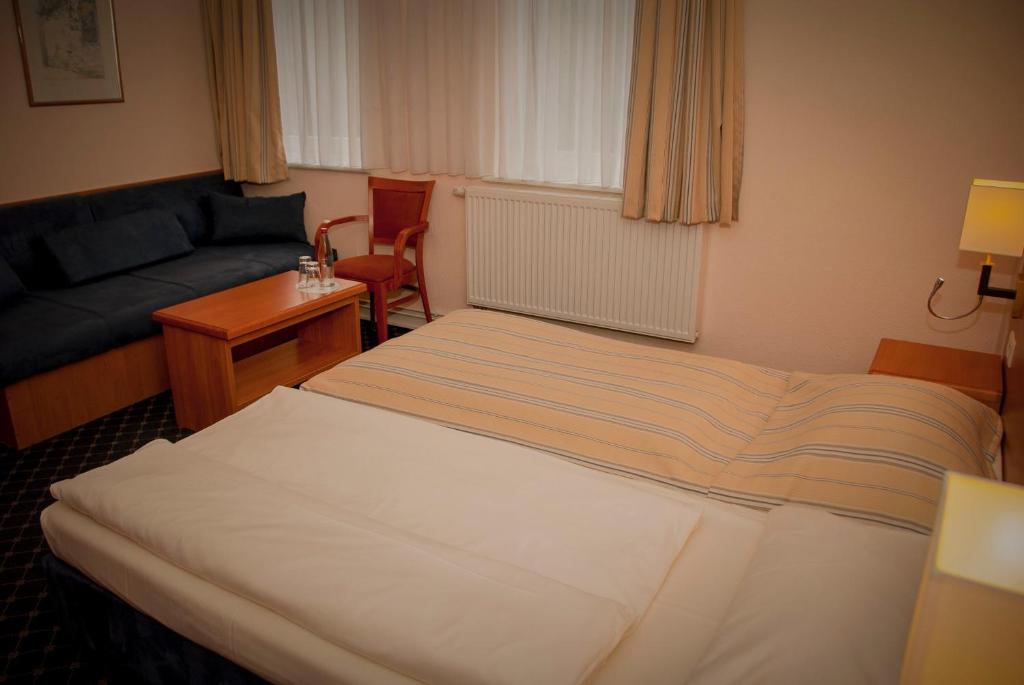 Postel nebo postele na pokoji v ubytování Elbbrücken Hotel