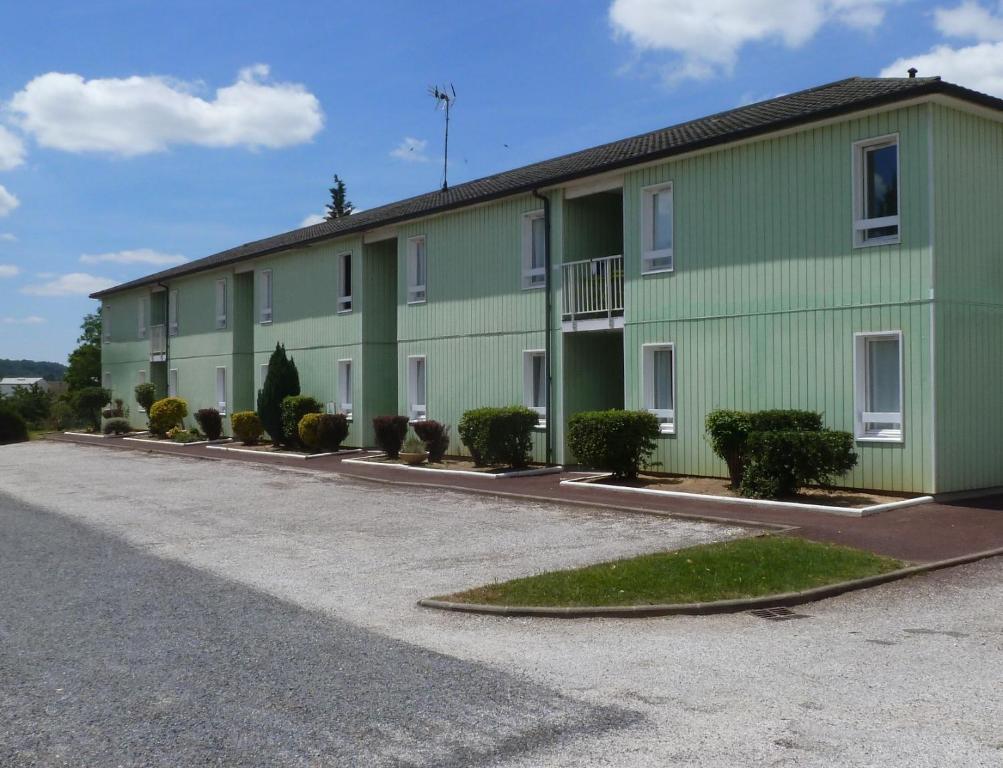 un grande edificio verde con parcheggio di Le 81 HOTEL a Castres