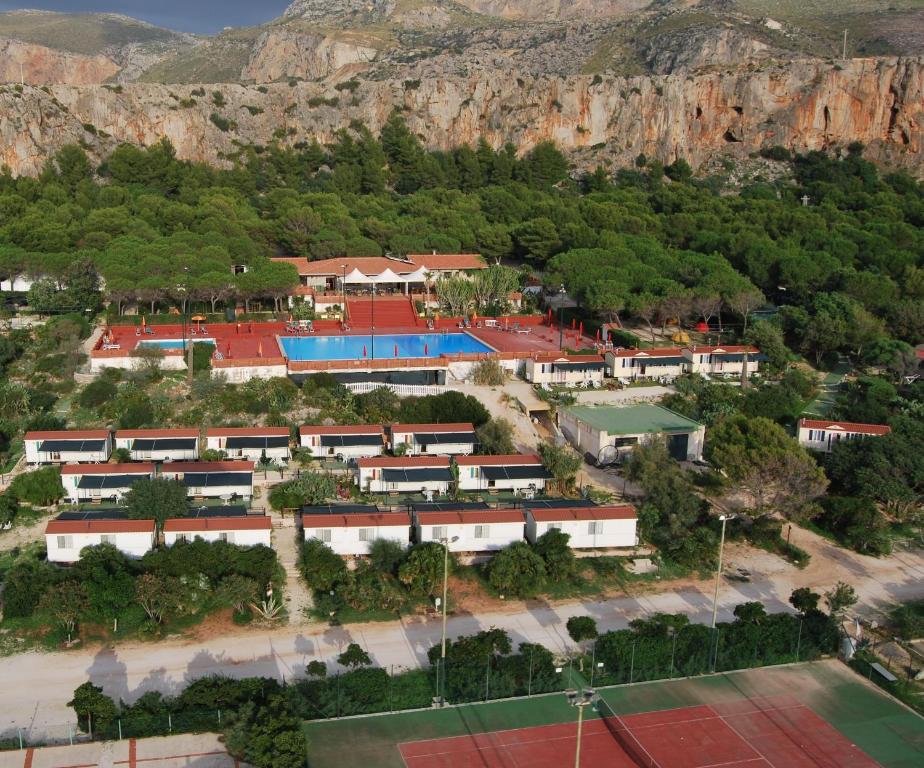widok z powietrza na kampus szkolny z górami w tle w obiekcie Happy Camp Mobile Homes in El-Bahira Camping Village w mieście San Vito lo Capo